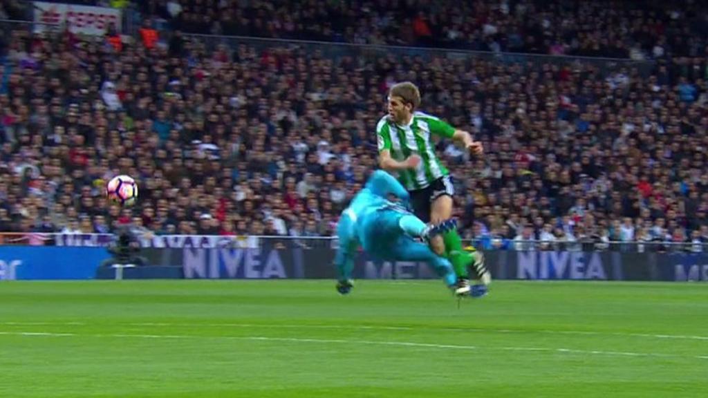 Posible expulsión de Keylor Navas ante el Betis Fuente: Twitter (@elchiringuitotv)