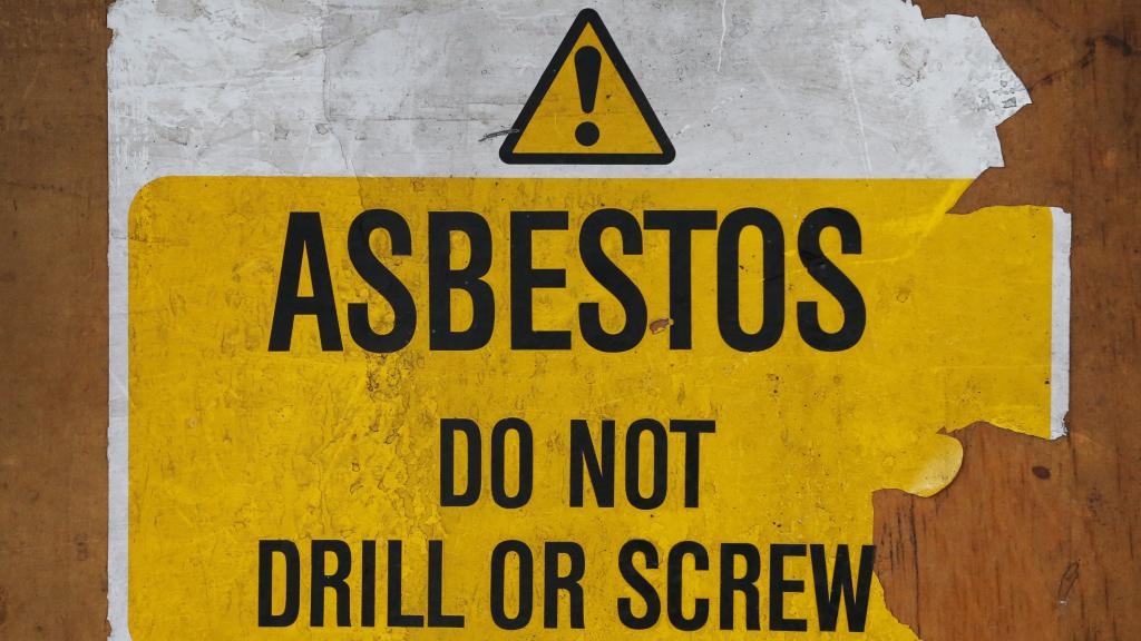Un cartel advierte del riesgo de amianto.