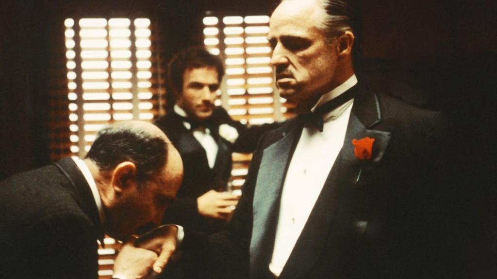 Don Vito Corleone (Marlon Brando) en su estudio en El Padrino, (1972). | Foto: Getty Images.