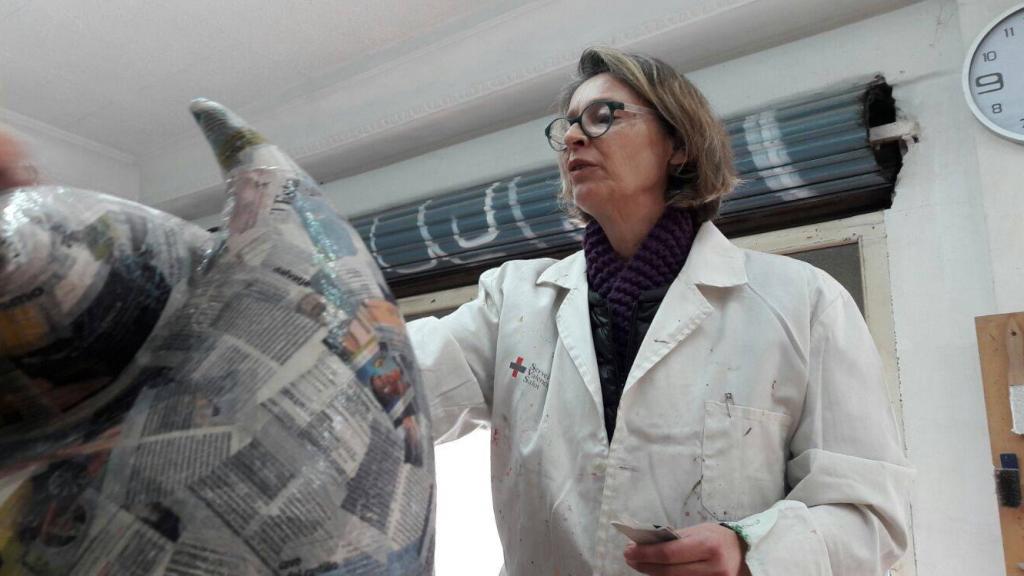 Paola Dominguín haciendo los últimos retoques a la falla.