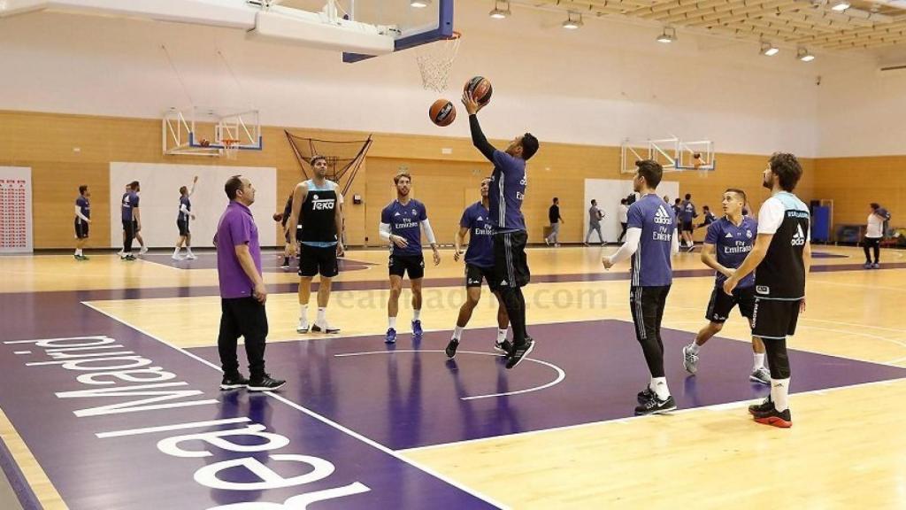 Tiros a canasta de los jugadores de fútbol y baloncesto