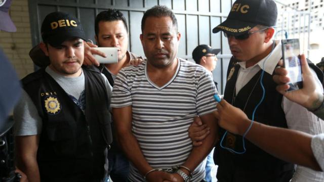 El exdirector del Hogar Seguro Virgen de la Asunción, Santos Torres (c), arrestado.