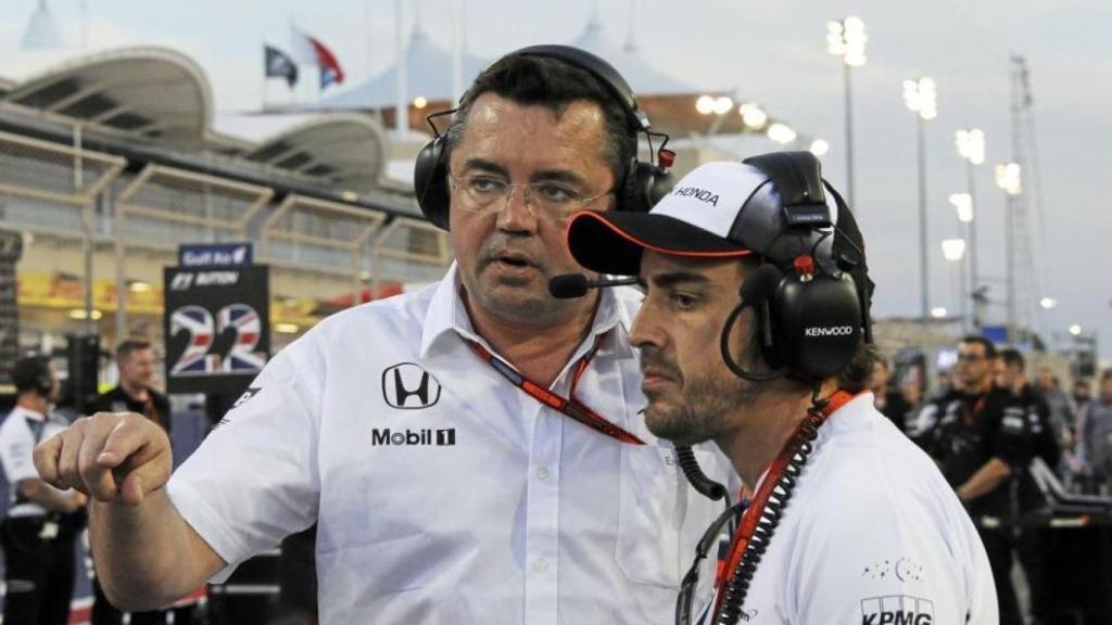 Eric Boullier charla con Fernando Alonso.