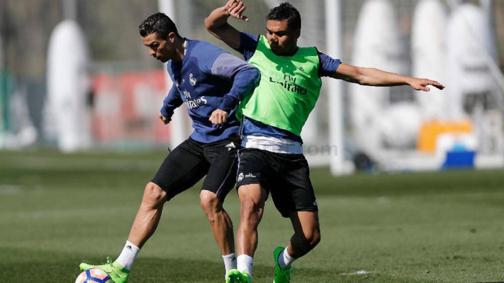 Intento fallido de Casemiro al quitarle el balón a Cristiano