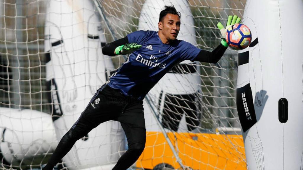 Keylor Navas logra parar el balón