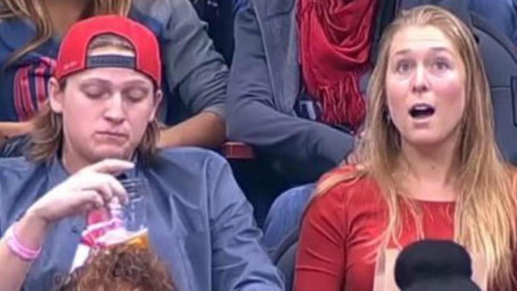 Sorprendente reacción de esta aficionada ante la negativa de su novio a besarse en la Kiss Cam