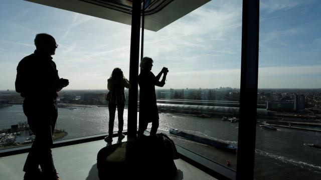 Votantes en lo alto de la torre ADAM de Ámsterdam