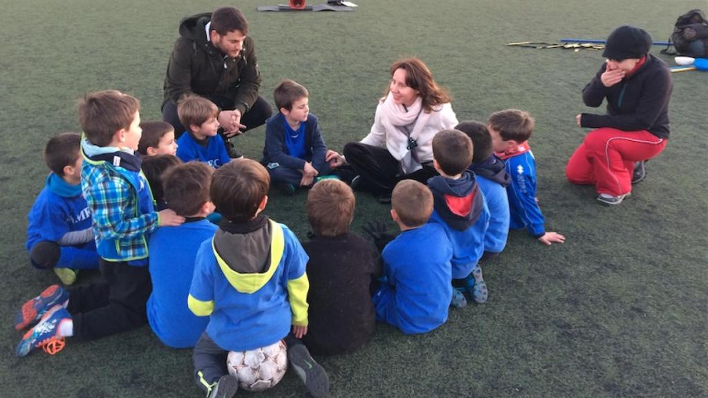Los chavales aprenden los valores de respeto y confianza en el fútbol
