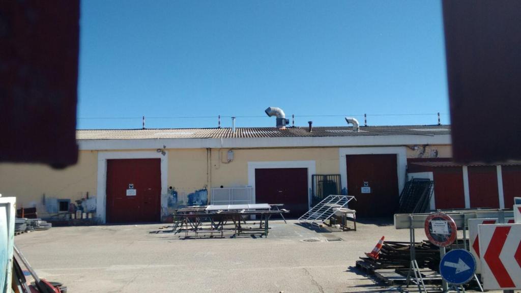 Los garajes del parque de servicios de Alcalá de Henares. En uno de ellos tuvo lugar la fiesta.