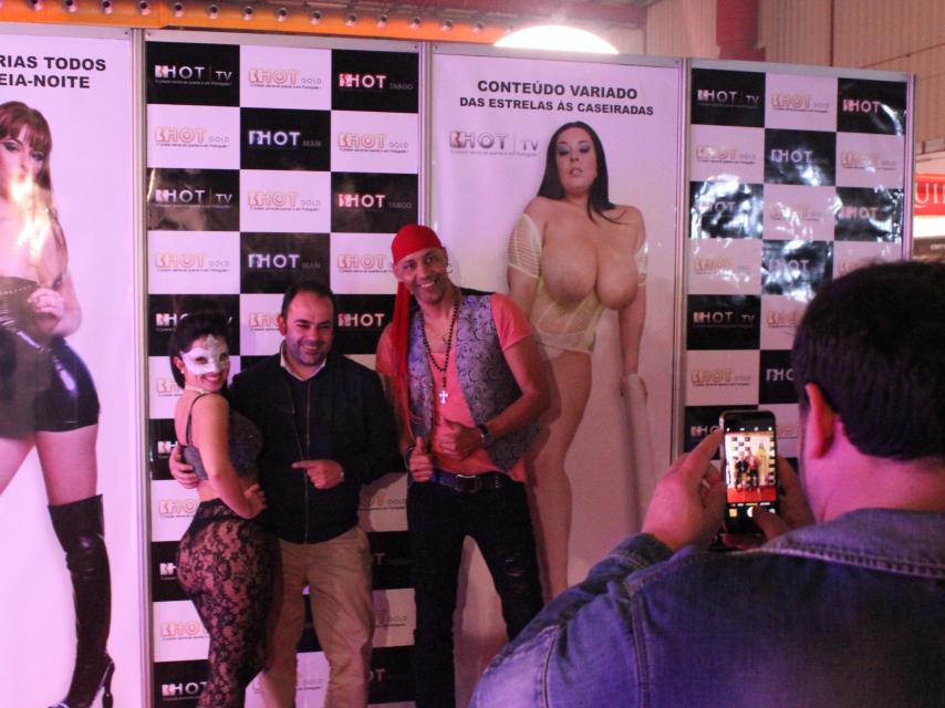 Sá Leão se fotografía con fans en Eros Porto.