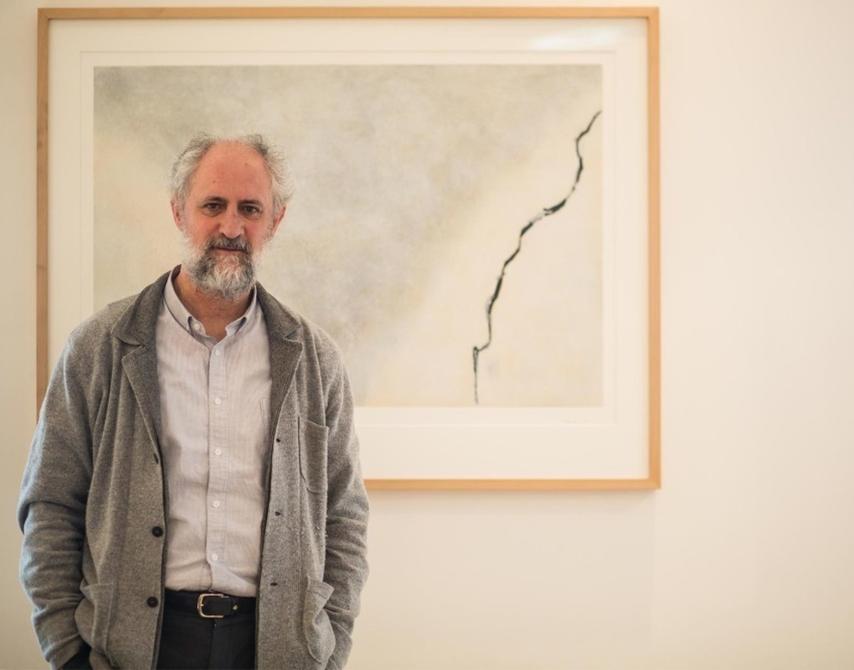 Luis Cueto en su despacho del Ayuntamiento de Madrid, junto a un cuadro de Soledad Sevilla.