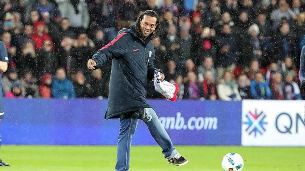 Ronaldinho en el campo del PSG. Foto @ronaldinho