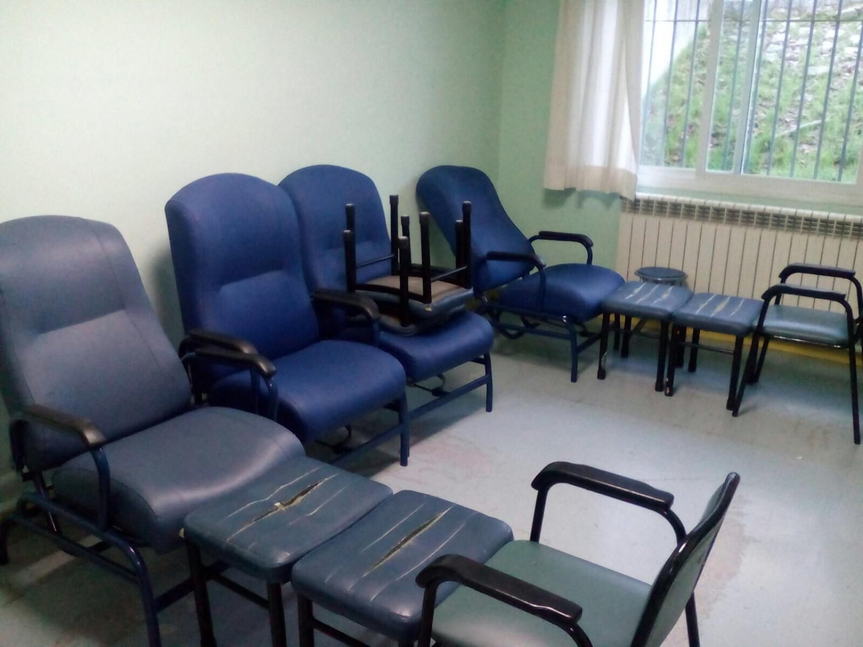 Butacas y sillas en lugar de camas para poder recostarse.