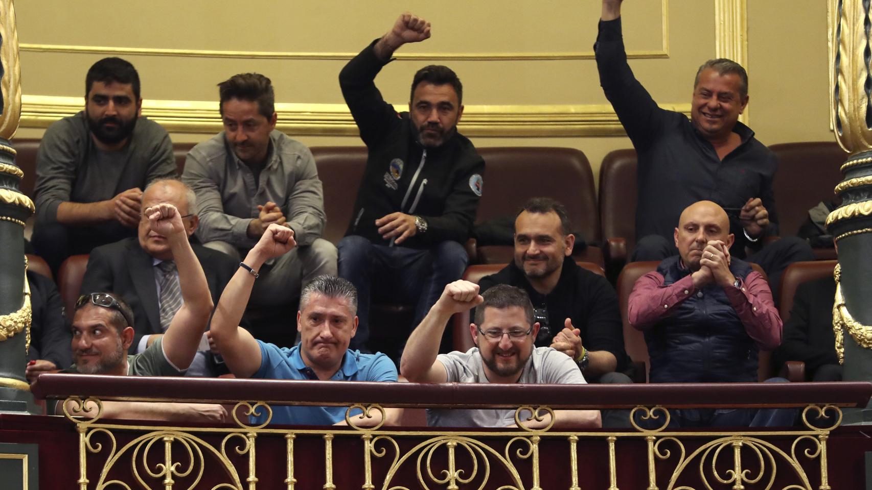 Un grupo de estibadores protestan en la tribuna del Congreso.