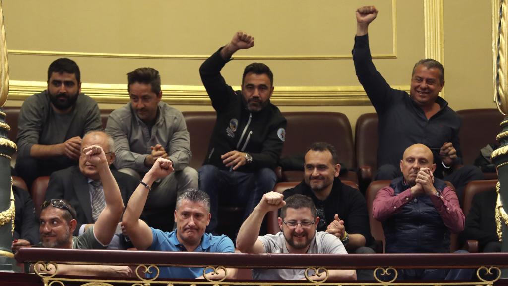 Un grupo de estibadores protestan en la tribuna del Congreso.