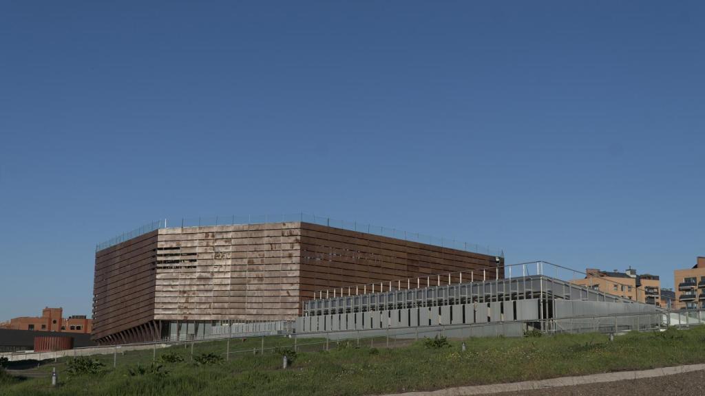 La estructura marrón es un auditorio para más de 1.500 personas.