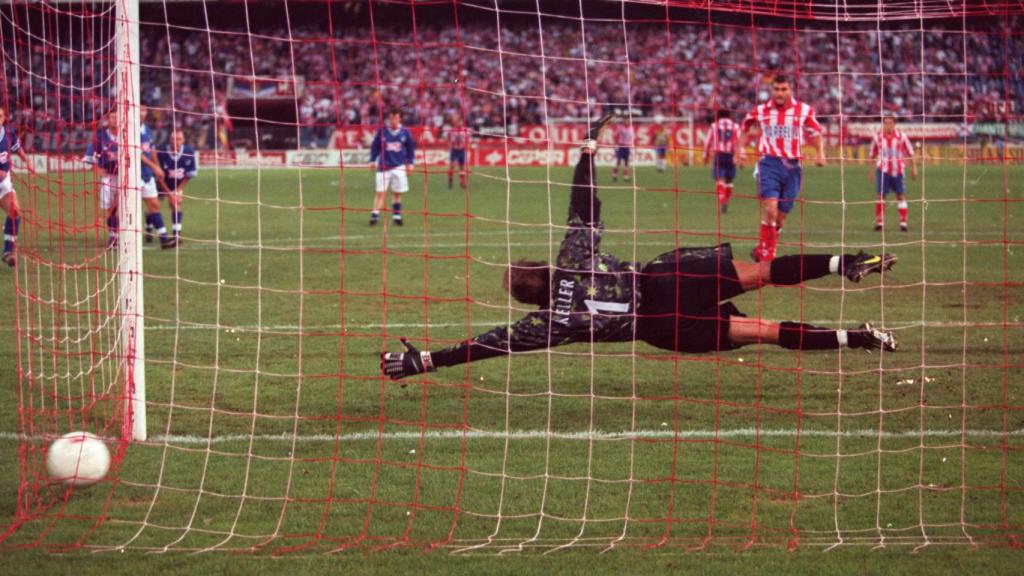 Christian Vieri anota un gol ante el Leicester en la Copa de la UEFA 1997-98.