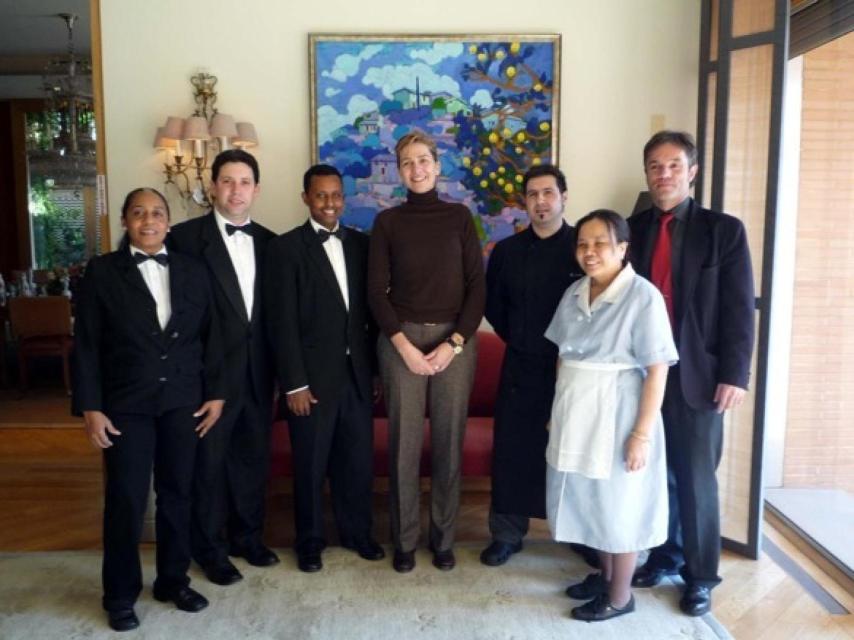 La infanta Cristina con el chef y el personal de servicio de la embajada cuando los duques de Palma vivían en Washington.