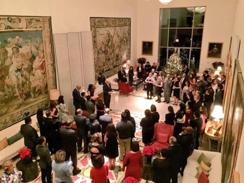 Una de las fiestas que celebró el embajador en su residencia.