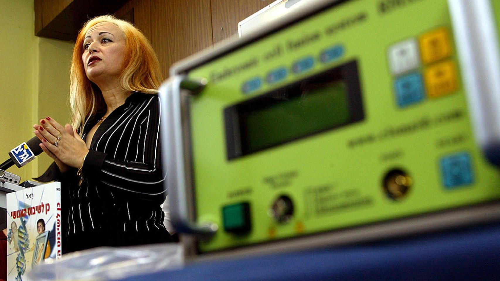 Una sacerdotisa raeliana con un supuesto sistema de fusión celular embriónica.