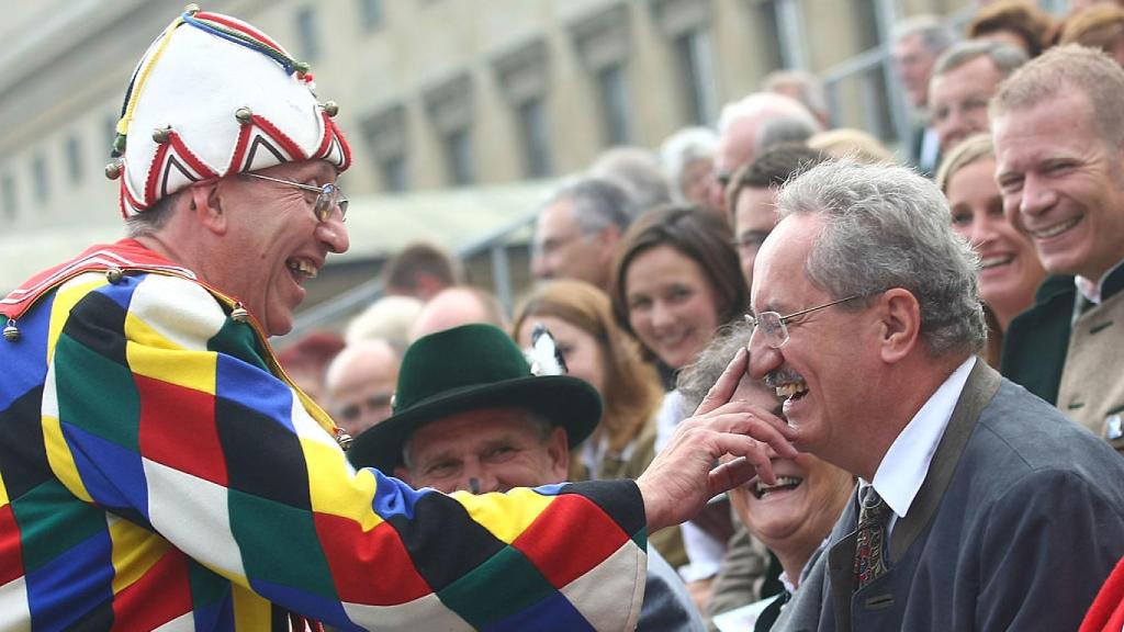 Un arlequín toca las narices al público en el Oktoberfest de 2009.