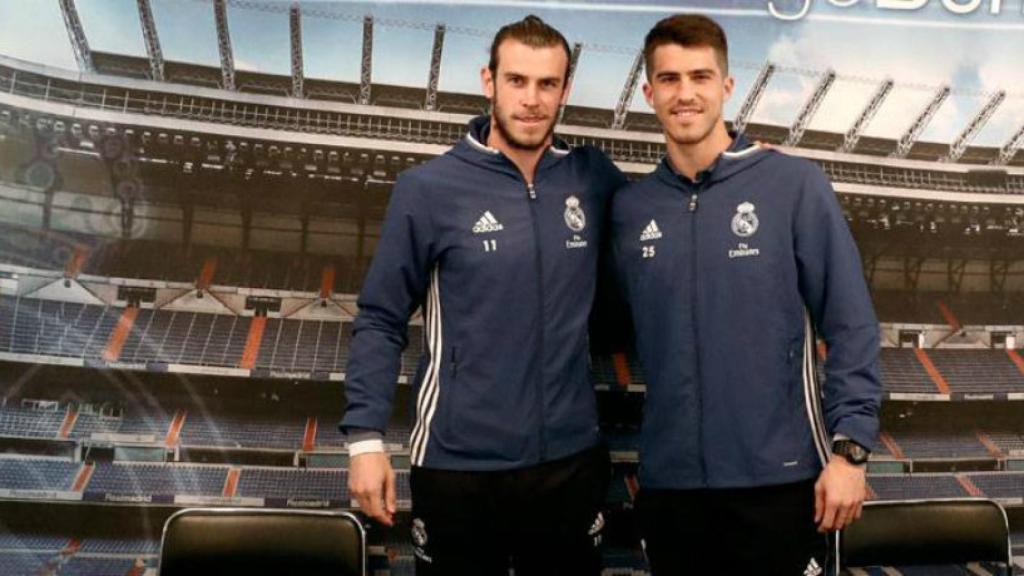 Bale y Yáñez tras firmar autógrafos en Bilbao