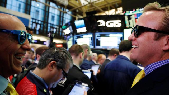 Banqueros durante el estreno bursátil de Snapchat.