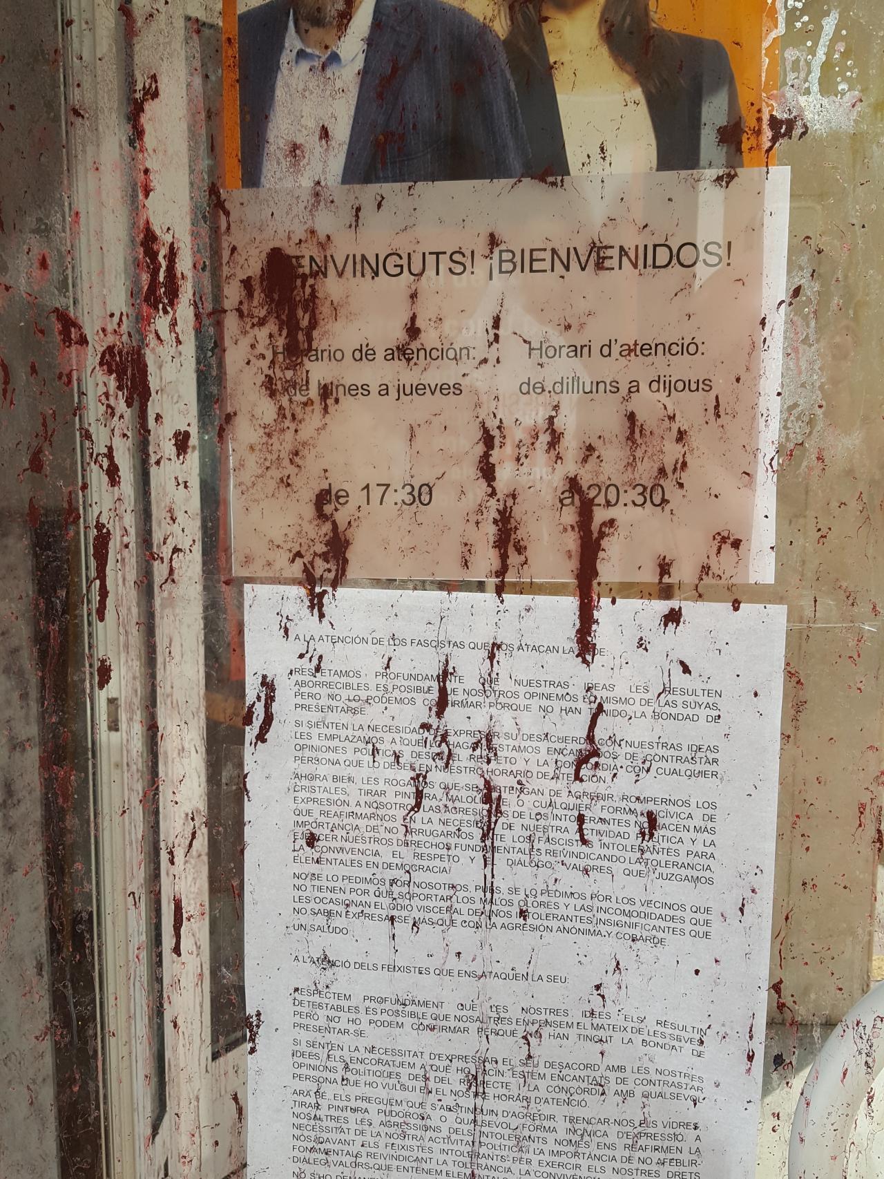 La sede de Cs en Hospitalet tras uno de los ataques.