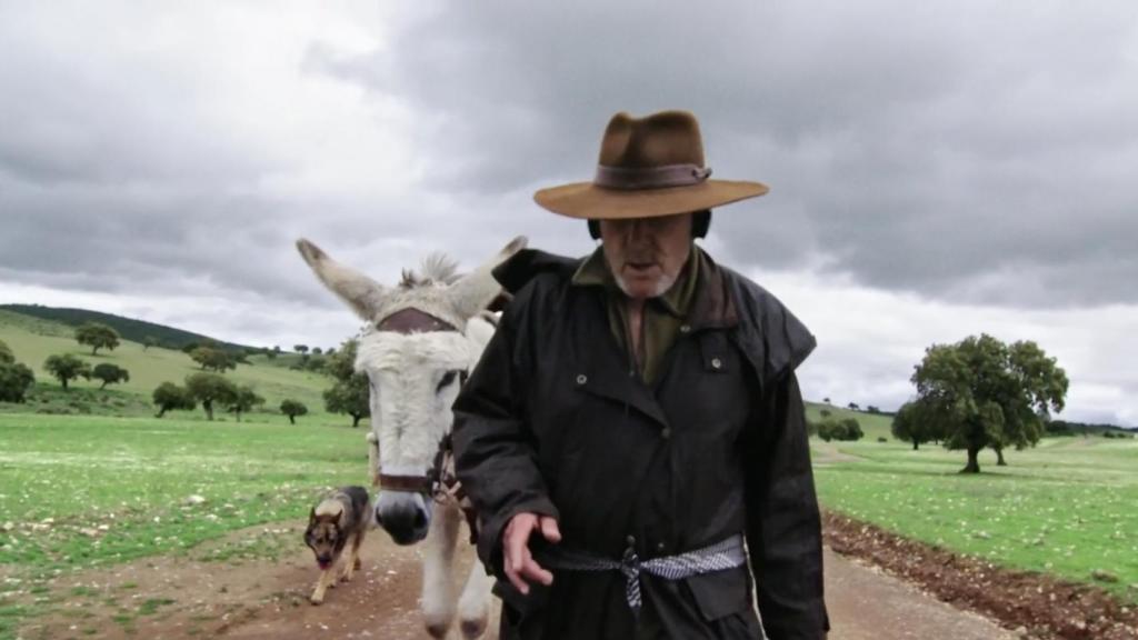 Manolo escucha clases de inglés mientras pasea con Gorrión.