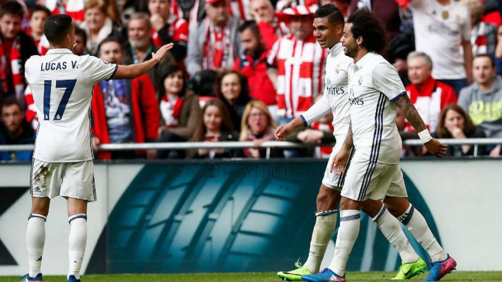 Lucas Vázquez y Marcelo felicitando a Casemiro por su gol
