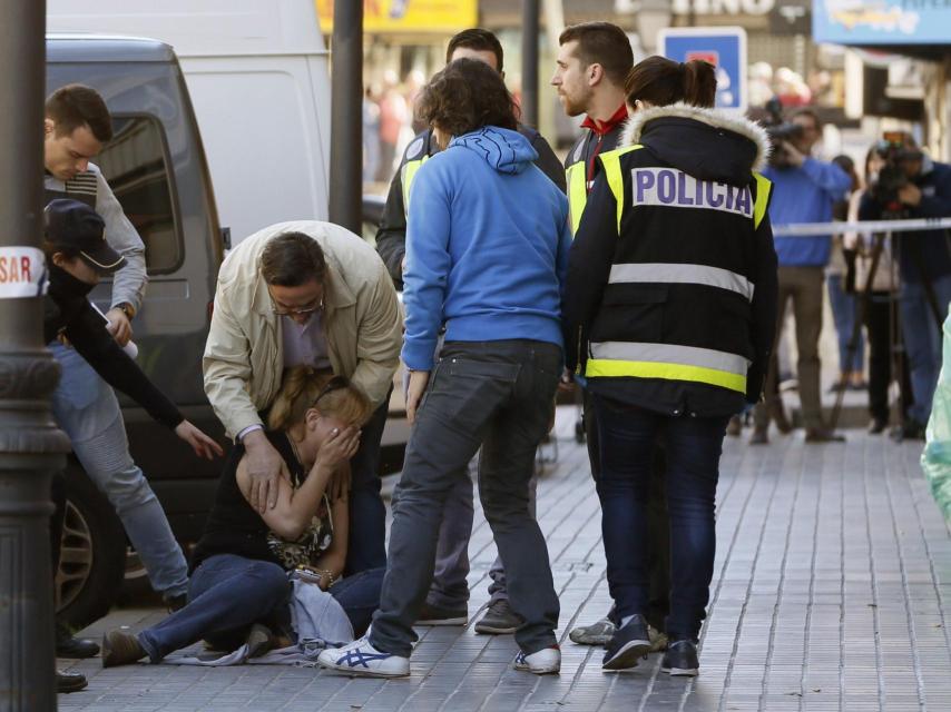 Familiares de uno de los fallecidos durante el momento del levantamiento de los cadáveres.