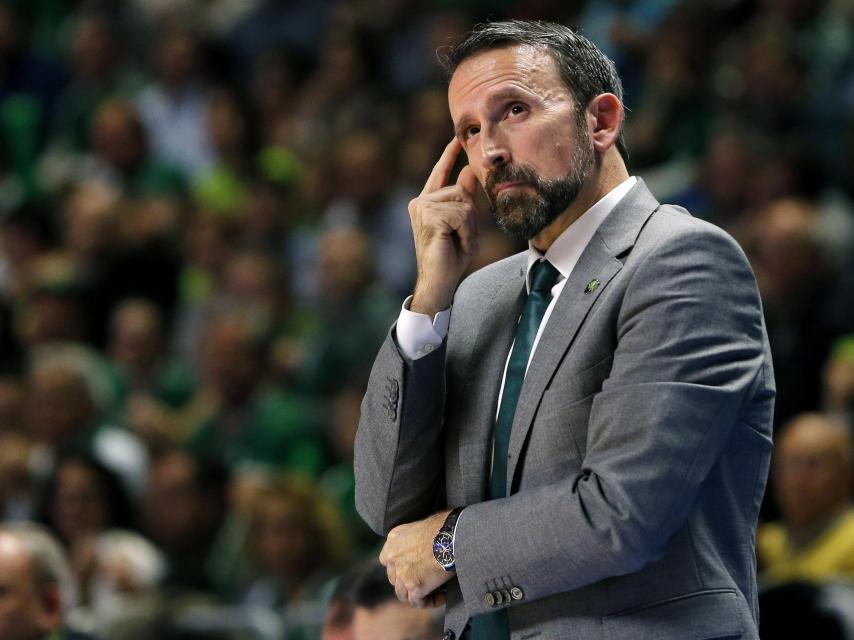 Joan Plaza dirigiendo al Unicaja.
