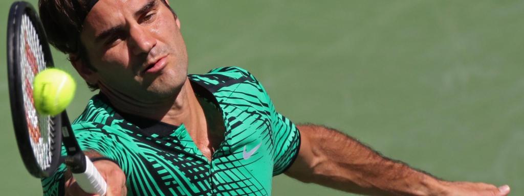 Federer devuelve una bola contra Jack Sock.