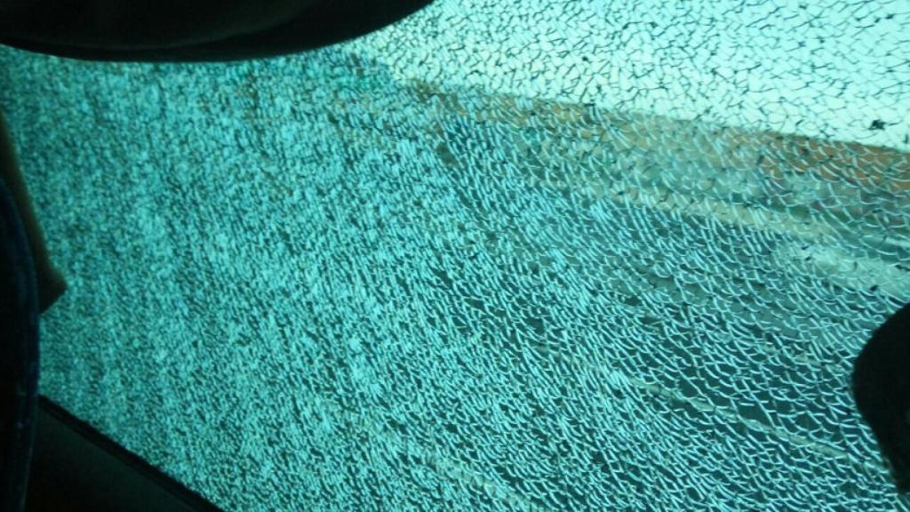 Así quedó el cristal del autobús de la Grada Fans RMCF