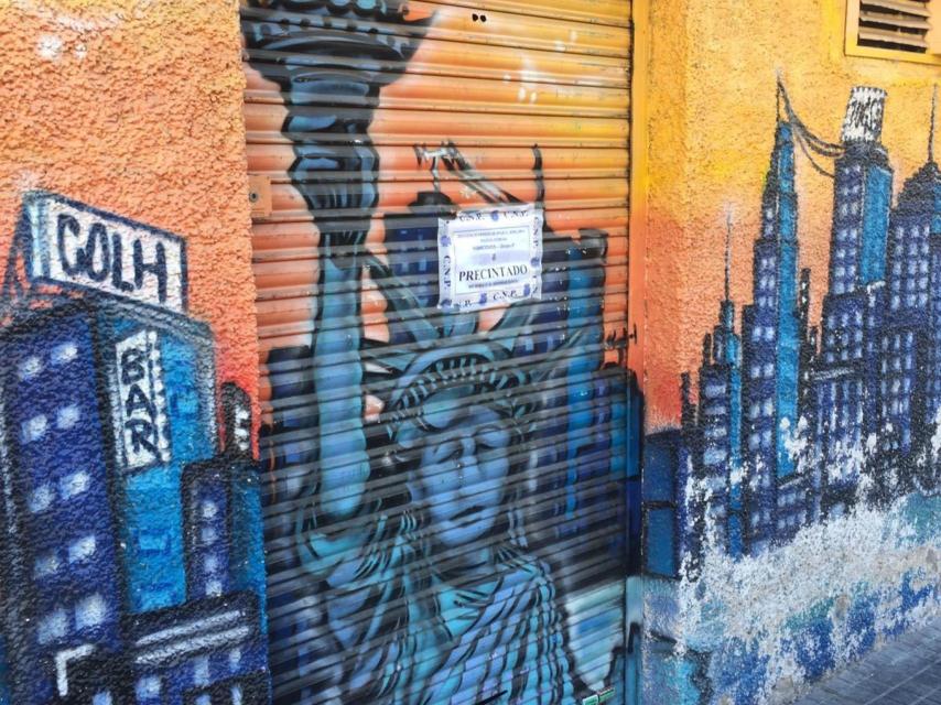 Fachada del bar de Alcorcón donde se produjeron los hechos con el precinto policial.