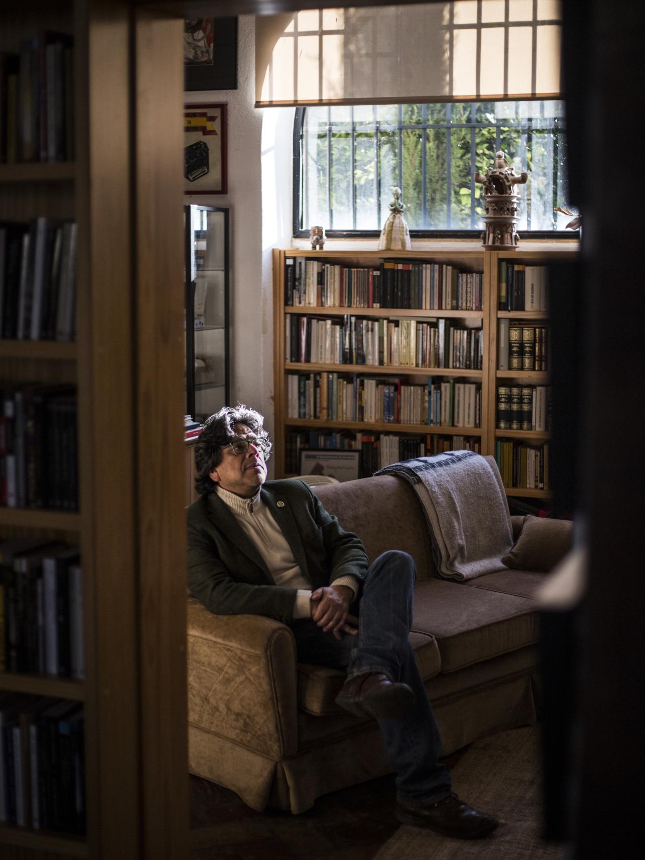 Iwasaki, en el salón de su casa.