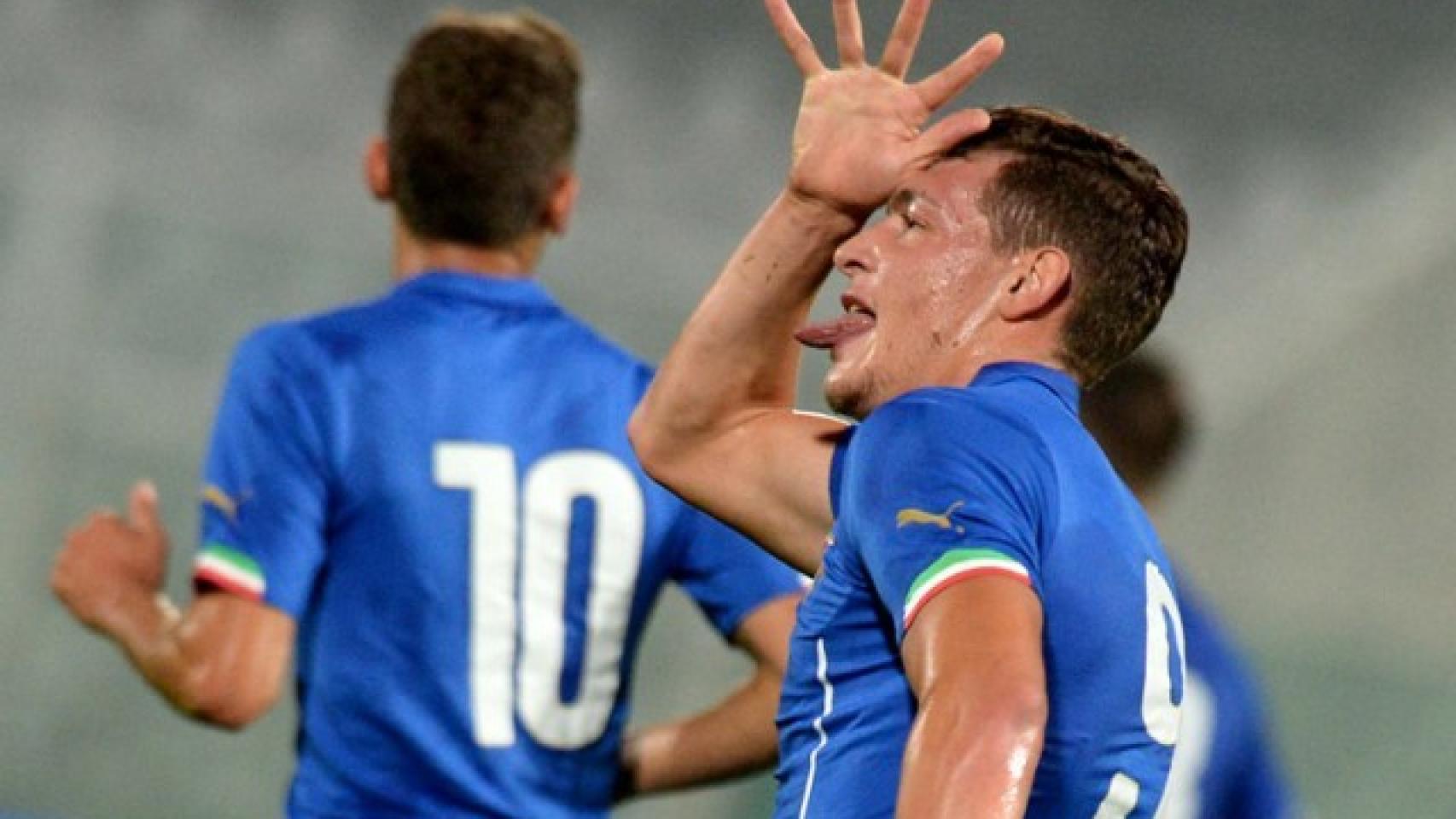 Belotti celebra un gol con las categorías inferiores de la selección.