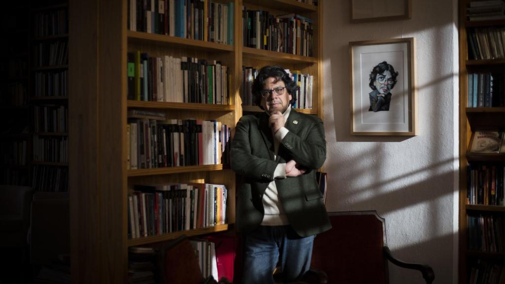 Fernando Iwasaki es escritor, ensayista y narrador.