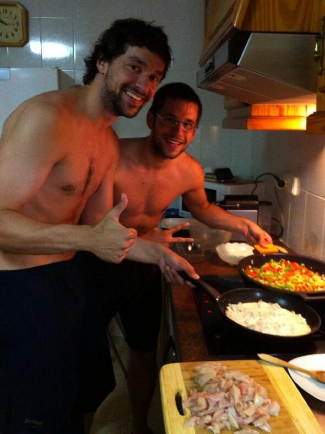 Sergio e Iván Llull cocinando juntos.