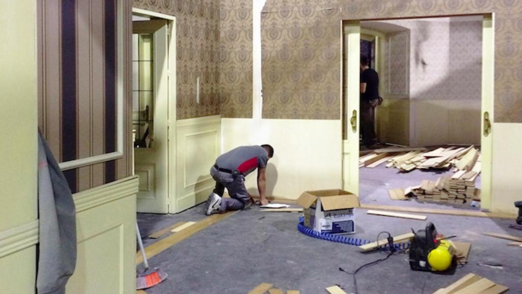 ‘Acacias 38’ construye sus nuevos decorados tras el incendio que quemó uno de sus platós