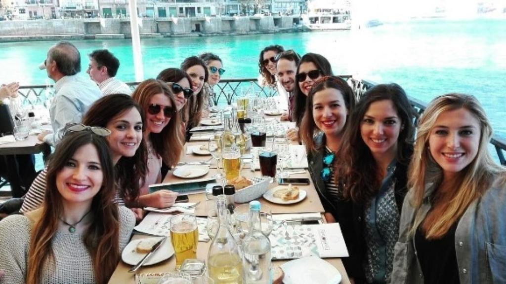 Anna Ruiz (izda.) disfruta de un divertido almuerzo junto a sus amigas.