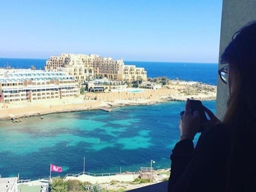 Anna Ruiz disfruta de las espectaculares vistas desde una ventana.