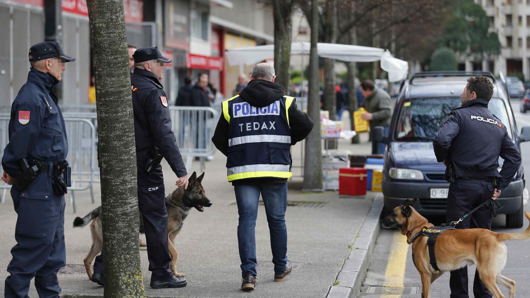 Efectivos de los TEDAX y de la Policía Nacional vigilan los alrededores del Estadio del Molinón el día antes del partido España-Israel.