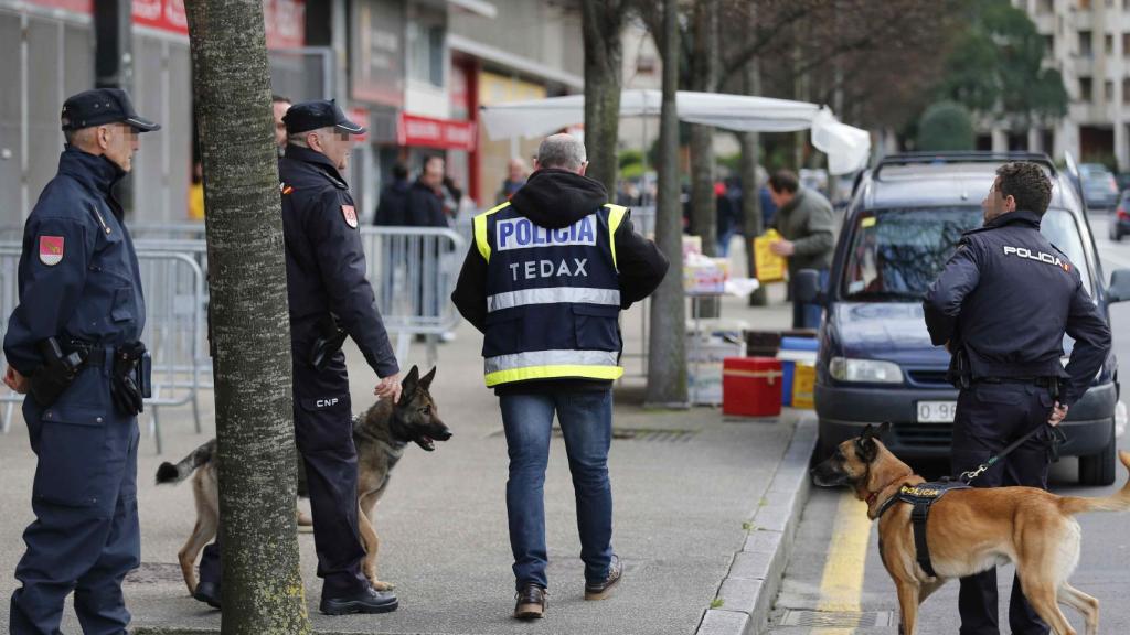 Efectivos de los TEDAX y de la Policía Nacional vigilan los alrededores del Estadio del Molinón el día antes del partido España-Israel.