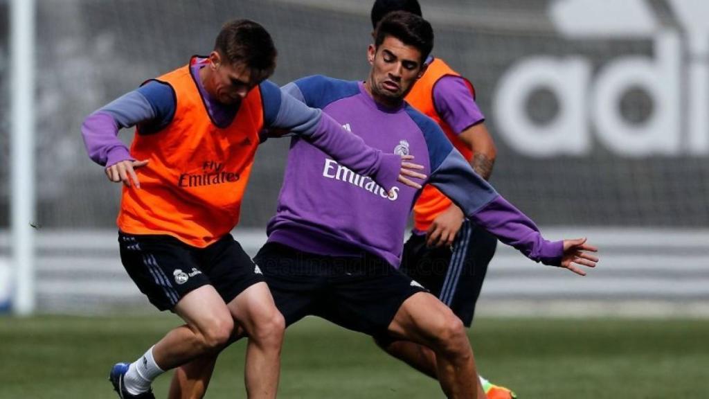 Enzo Zidane pelea un balón en el entrenamiento