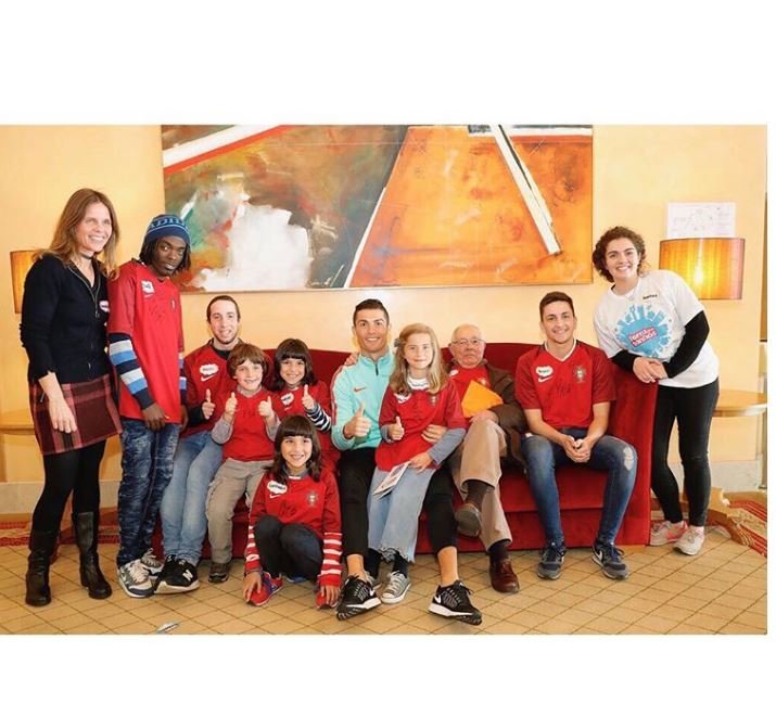 Cristiano haciéndose una foto con los niños. Foto: Instagram (@cristiano)