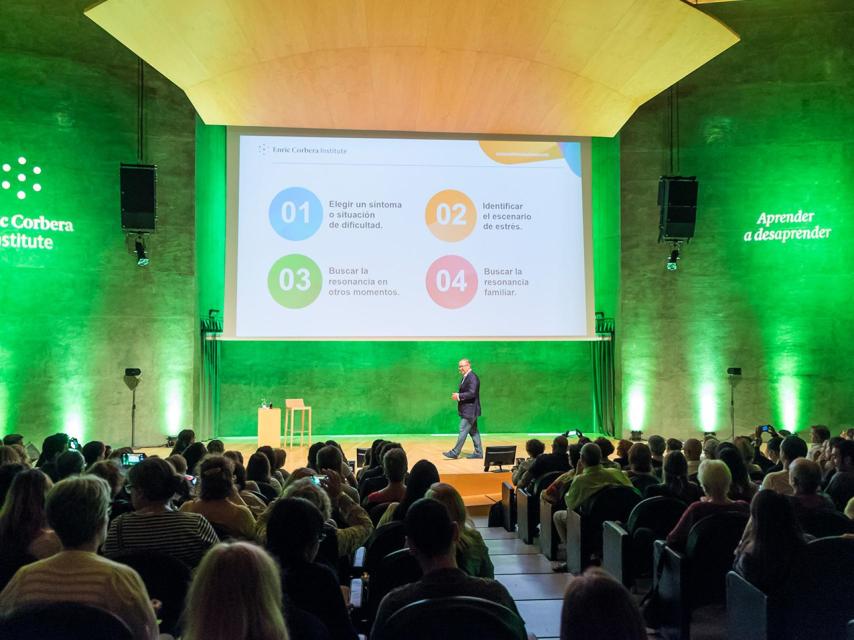 Corbera, durante una de sus charlas multitudinarias.