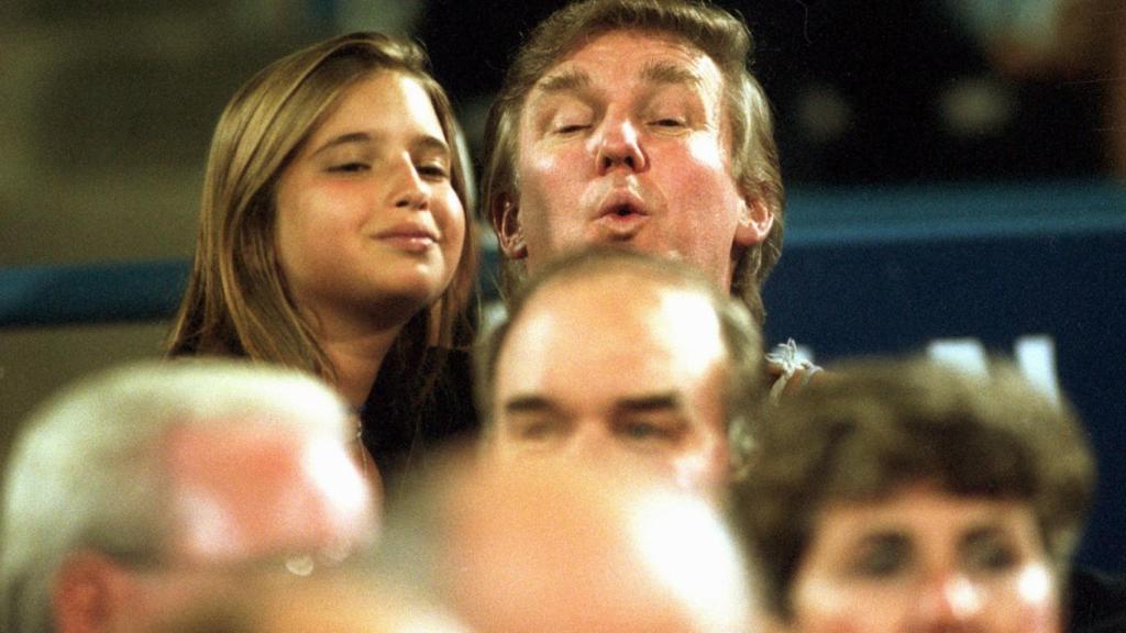 Una jovencísima Ivanka, inseparable con su padre.