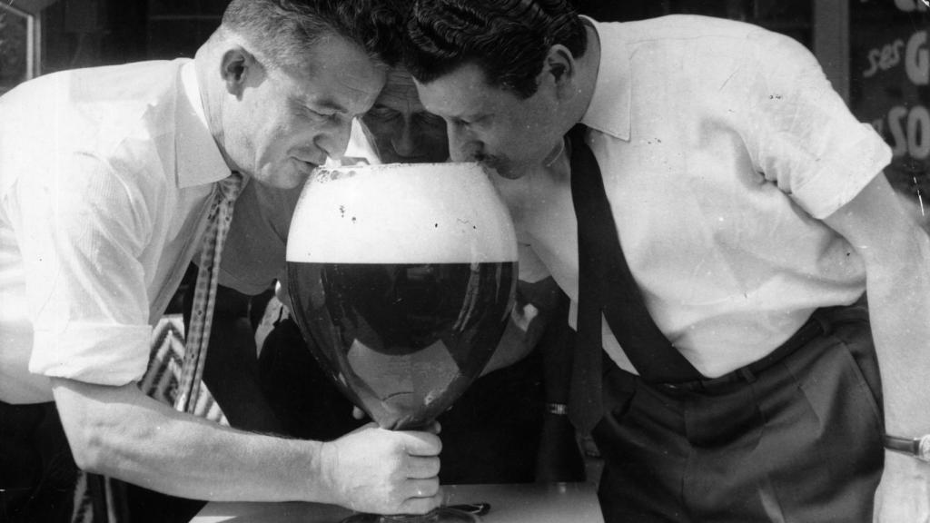 Cuidado con los antepasados que le daban al frasco.