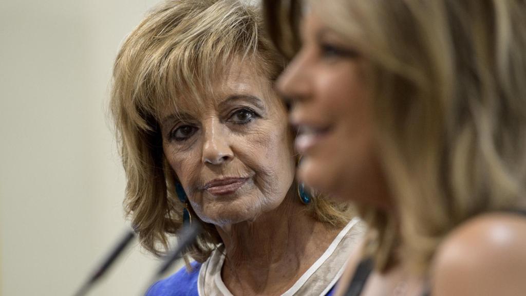 María Teresa Campos mira fijamente a su hija Terelu.